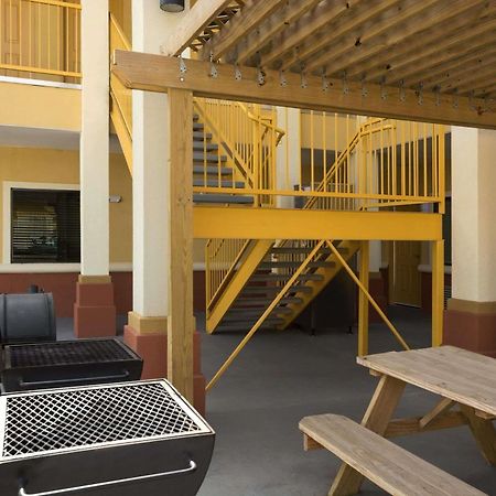 Days Inn Pearsall Exterior foto